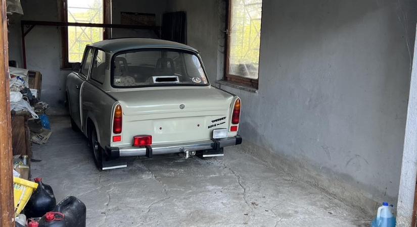 30 év útán került elő egy Trabant a garázsból, a beltere maga az időutazás