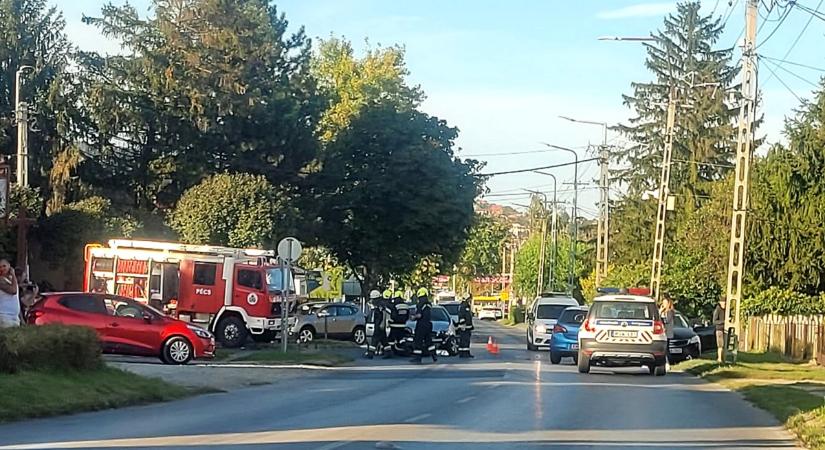 Három autó karambolozott Pécsen