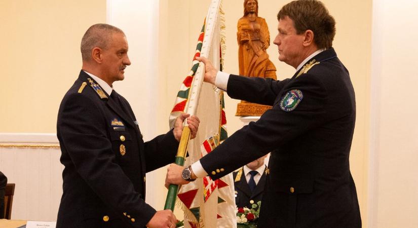 Zászlóval együtt vehette át kinevezését Boross Zoltán, az új vármegyei rendőrkapitány