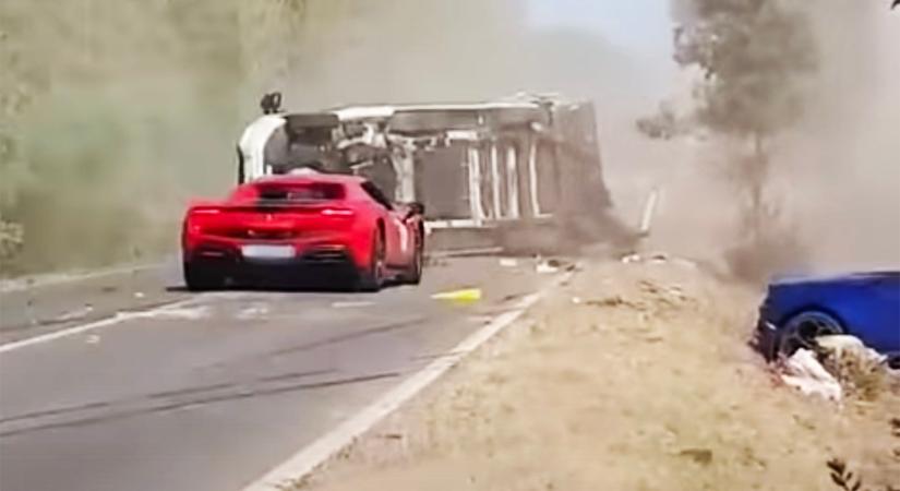 VIDEÓ: Ketten meghaltak, amikor egy Ferrari és egy Lamborghini, valamint egy lakóautó ütközött Olaszországban