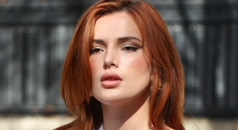 Bella Thorne gigantikus keblei kicsúsztak a melltartójából, zavarában pedig még kerek popsiját is megmutatta amibe bevág a tanga