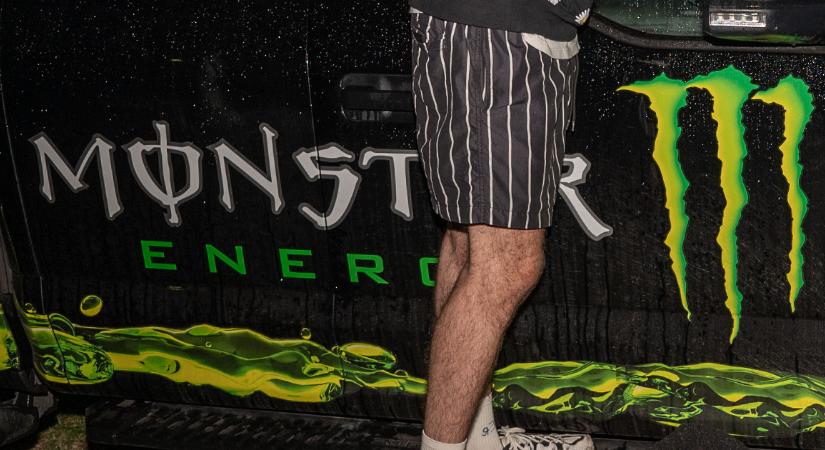 Ne igyanak energiaitalt a 18 év alattiak? Akkor kólát se igyanak!