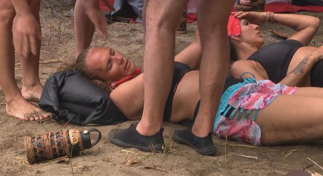 Ketten összeestek a kimerültségtől, Joe pedig felbecsülhetetlen ajándékkal lepte meg a Survivor egyik törzsét