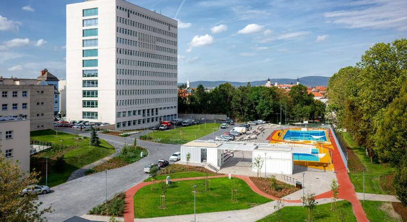 Már mélygarázs, nyitott terek és zöld megoldások is erősítik a Pannon Egyetemet