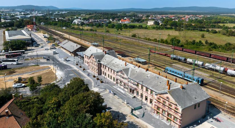 Megnyílt az utasok előtt a teljeskörűen felújított Veszprém vasútállomás