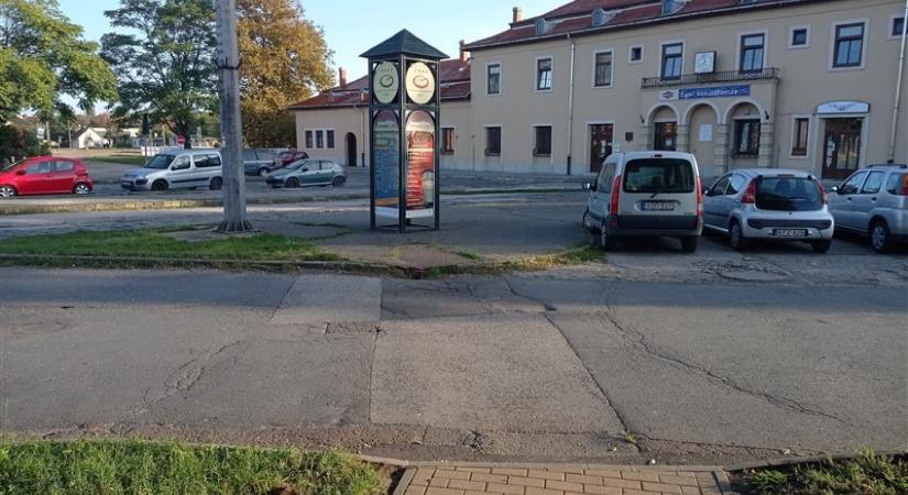 Miért néz ki így az Állomás tér?