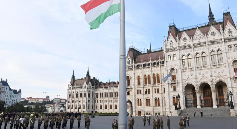 Felvonták a nemzeti lobogót az Országház előtt