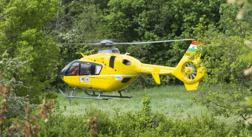 Mentőhelikopterrel vitték kórházba a gyermeket, akit elgázolt egy vontató Aszódon
