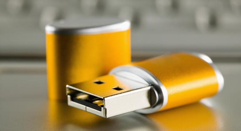 Mennyi ideig maradnak meg az adatok egy pendrive-on?