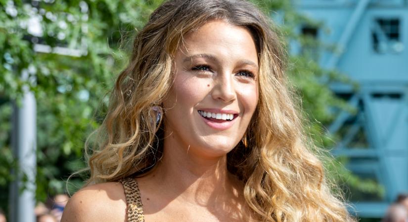 A hét szettje: Blake Lively színblokkos midiszoknyája az őszi sikk csodás gyöngyszeme