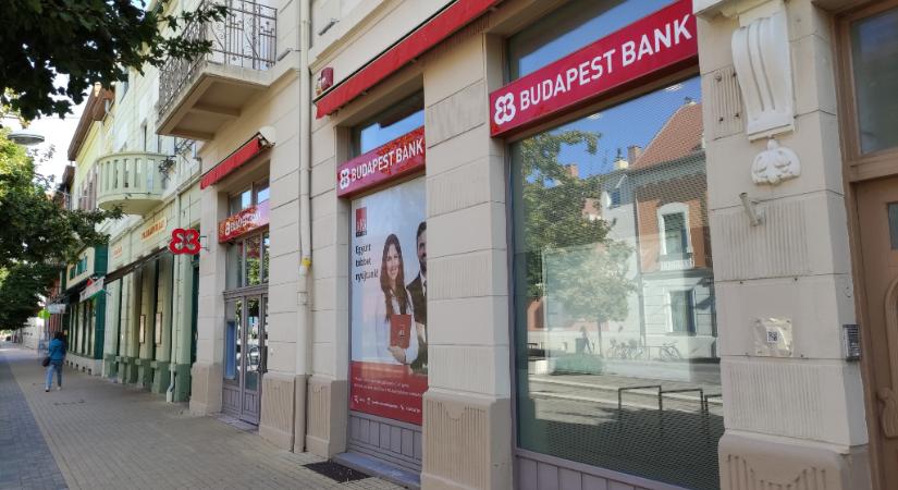 Bezárják a sétálóutcán az egykori Budapest Bank fiókját