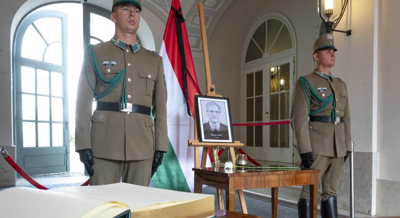 Fotón, ahogy várják azokat, akik Sólyom László emlékére írnának részvétnyilvánítást