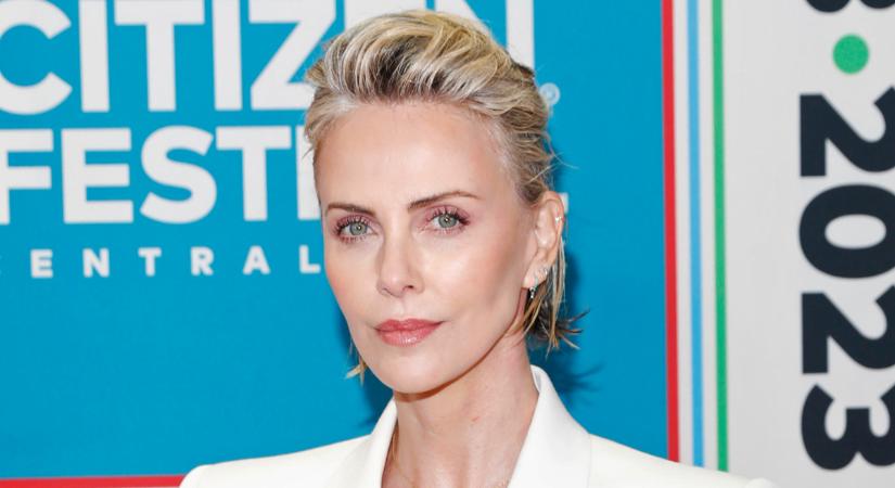 Charlize Theron megmutatta, milyen a tökéletes stílusmix: a szoknya-bakancs kombó így tényleg nőies