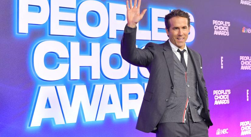 Ryan Reynolds sosem volt még ilyen sármos: szakállat növesztett egy díjátadóra