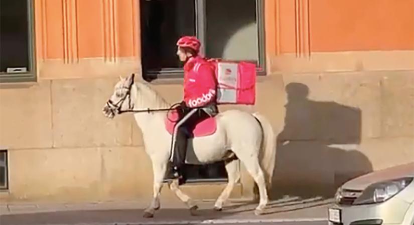 Ilyen van? Lóháton vitte házhoz az ételt a Foodora futára