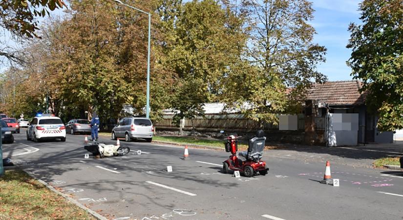 Egy motoros és egy elektromos rokkantkocsival közlekedő nő ütközött össze Gyulán