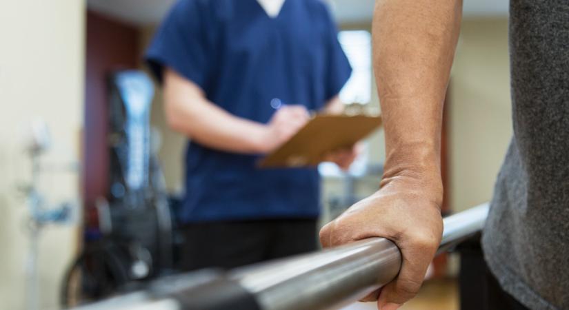 Ismét áll a bál a magyar egészségügy körül: van, ahol már csak készpénzért visznek gyógyszert, ételt