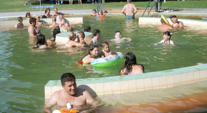 Kisgyerek a gyógyvízben: mit mond erről a hatályos rendelet?