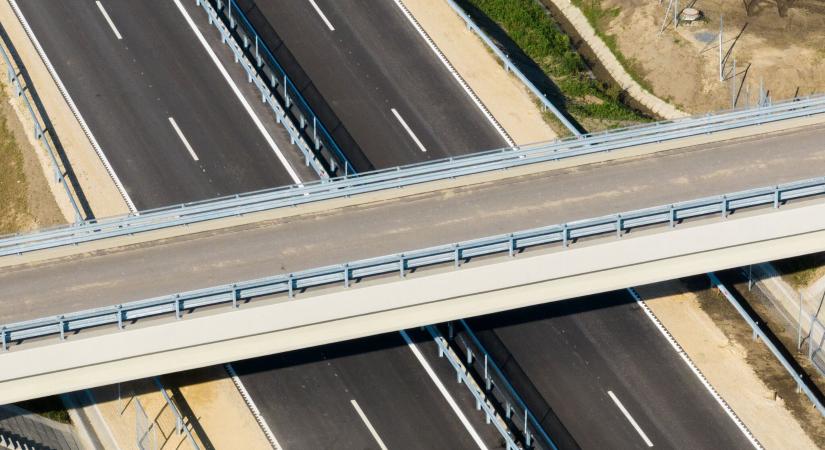 Négysávos gyorsforgalmi köti össze mától Győrt Pápával