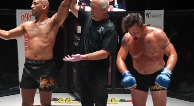 Az 55 éves Pat Miletich feladta a mérkőzést Mike Jackson ellen, pedig ő vezetett