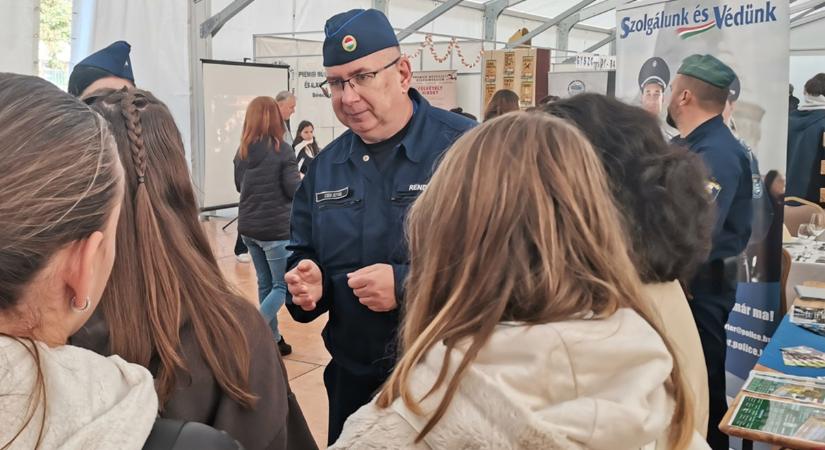 A toborzó rendőrök ezen a héten Békéscsabán állnak az érdeklődők rendelkezésére
