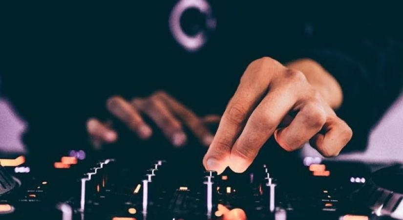 Nem tetszett a zene, leöntötte a dj pultját sörrel
