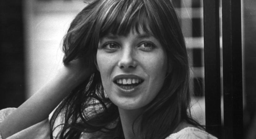 Jane Birkin is így viselte: megőrül a divat a franciás frufruért, ami látványosan feldobja a lépcsőzetes frizurákat