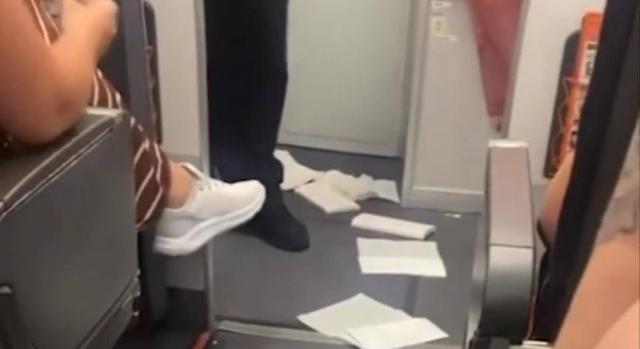 Tenerifén ragadtak az easyJet utasai, mert több órás késés után valaki a mosdó padlójára ürített a repülőgépen