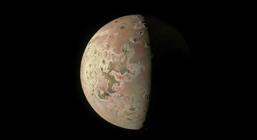 Rég nem láthattuk ilyen közelről a Jupiter vulkánholdját, az Iót