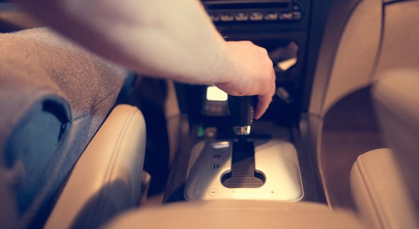 Csaknem kétezer autós bukott le vezetés közbeni mobilozás miatt egy egyhetes ellenőrzésen