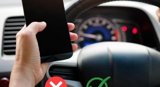 Csaknem kétezer autós bukott le vezetés közbeni mobilozás miatt egy hét alatt