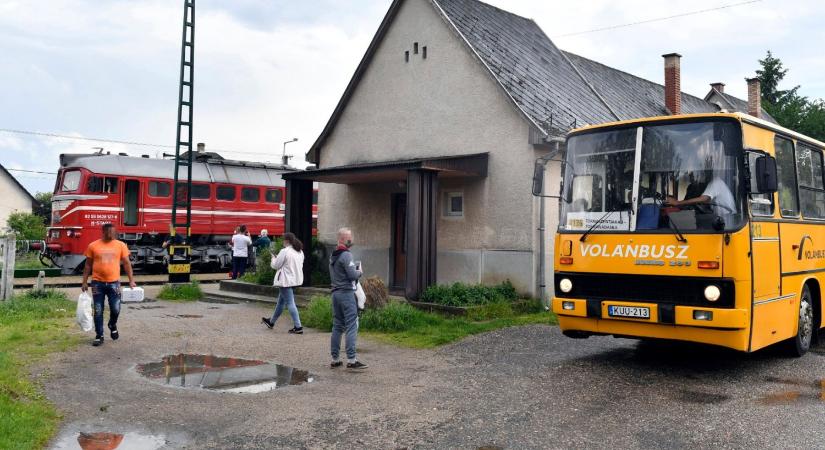 Az ünnep miatt változik a vonatok és a Volánbusz járatainak közlekedése a hosszú hétvégén