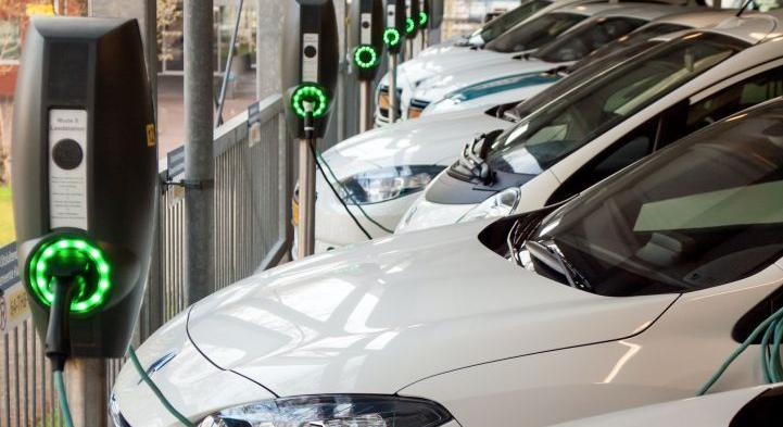 Dől a pénz az elektromos autózás támogatására