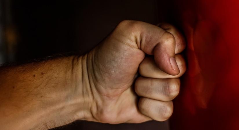 Utcán lökdösődött a sárvári nő, vádat emeltek ellene