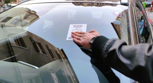 Matricát ragasztanak a járdára parkoló autók szélvédőjére Újlipótvárosban, sokan kiakadtak