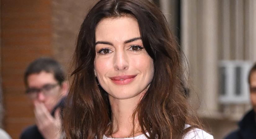 Anne Hathaway bájosan vagány stílusa még ezt a merész kombót is elbírja: estélyi ruha farmerdzsekivel