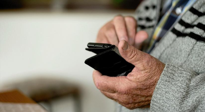 Börtönben ülve csapott be többeket egy férfi