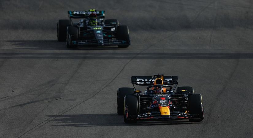 Hamilton: csak pár kör kellett volna, és elkapom Verstappent