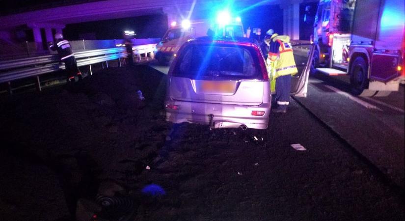 Betonelemnek hajtott egy autós az M7-esen Eszteregnyénél