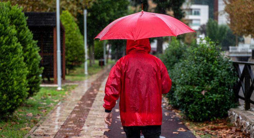 Több etapban zúdul le az eső ezen a héten: széldzseki, esernyő, sapka, sál, de még gumicsizma is kellhet