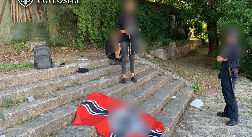 Vádat emeltek egy fiatalkorú fiú ellen, aki horogkeresztes zászlót feszített ki Győrbe, majd egy másik alkalommal a győri zsinagógára firkált horogkereszteket