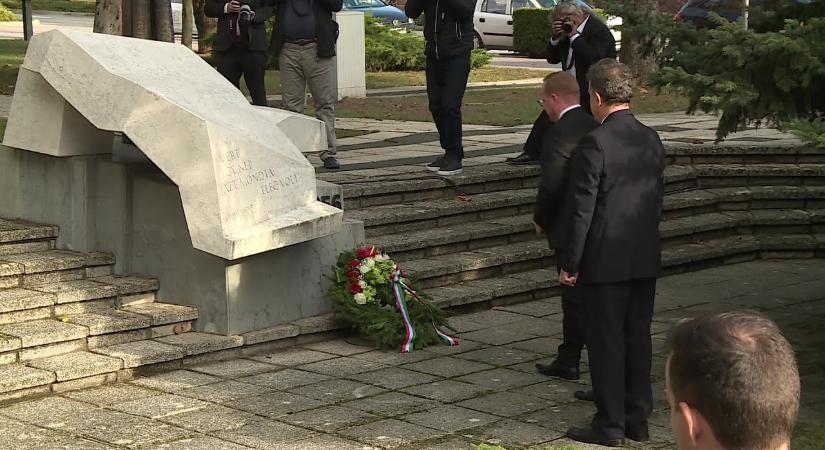 A hősök előtt tisztelgett a városvezetés