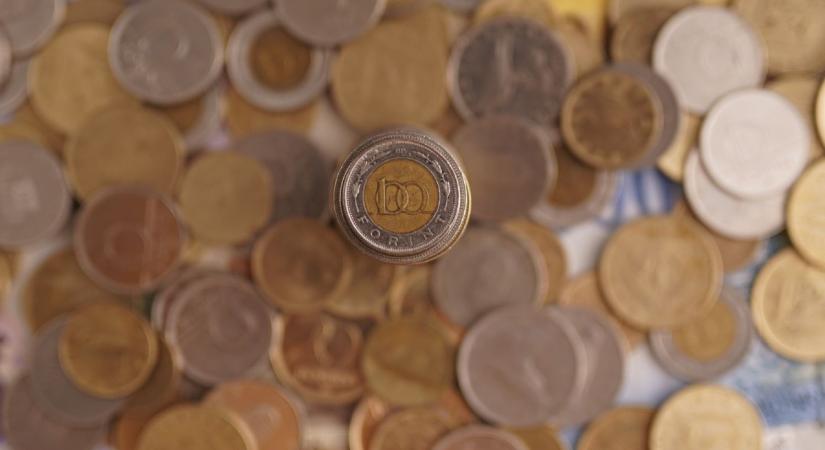 A bruttó átlagkereset 555 900 forint volt 2023 augusztusában, 15,2 százalékkal magasabb, mint egy évvel korábban