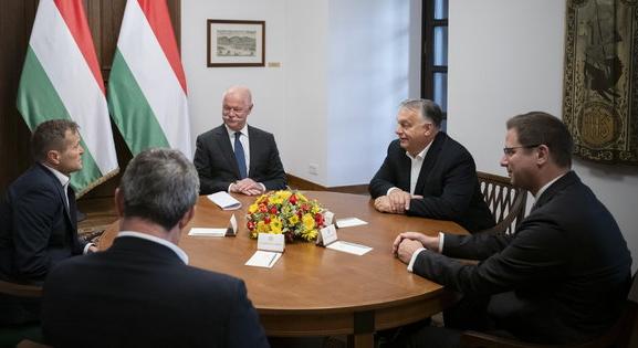 Orbán Viktor a Molekuláris- Ujjlenyomat Kutató Központ céljairól egyeztetett a magyar Nobel-díjas fizikussal