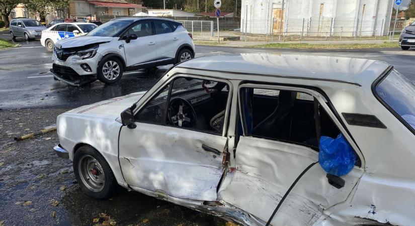 Két személyautó ütközött Nagykanizsán