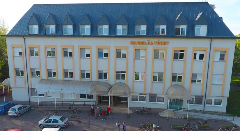Kötelezővé tették a maszkviselést az orosházi kórház krónikus- és belgyógyászati osztályán
