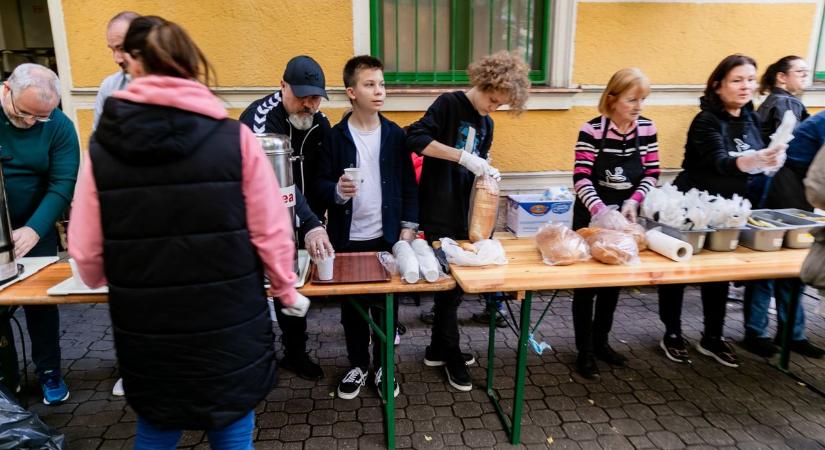Kétszáz adag étellel kínálták a nehézsorsúakat
