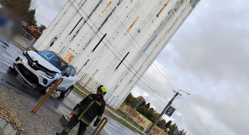 Autók ütköztek a „Kóla toronynál”