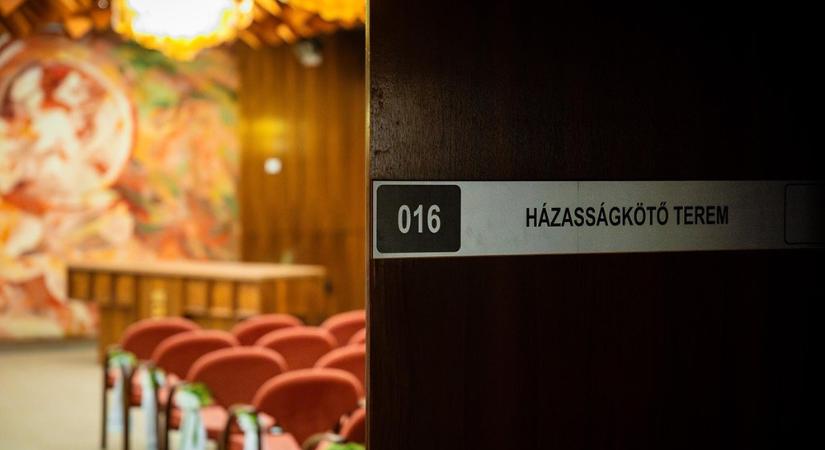 Boros Eszter anyakönyvvezető emlékére eztán Eszter teremnek nevezik a szombathelyi városháza házasságkötő termét
