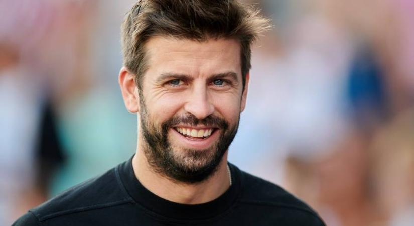 Videón, ahogy Gerard Piqué lezuhant a színpadról: egy rajongójának akart autogramot adni